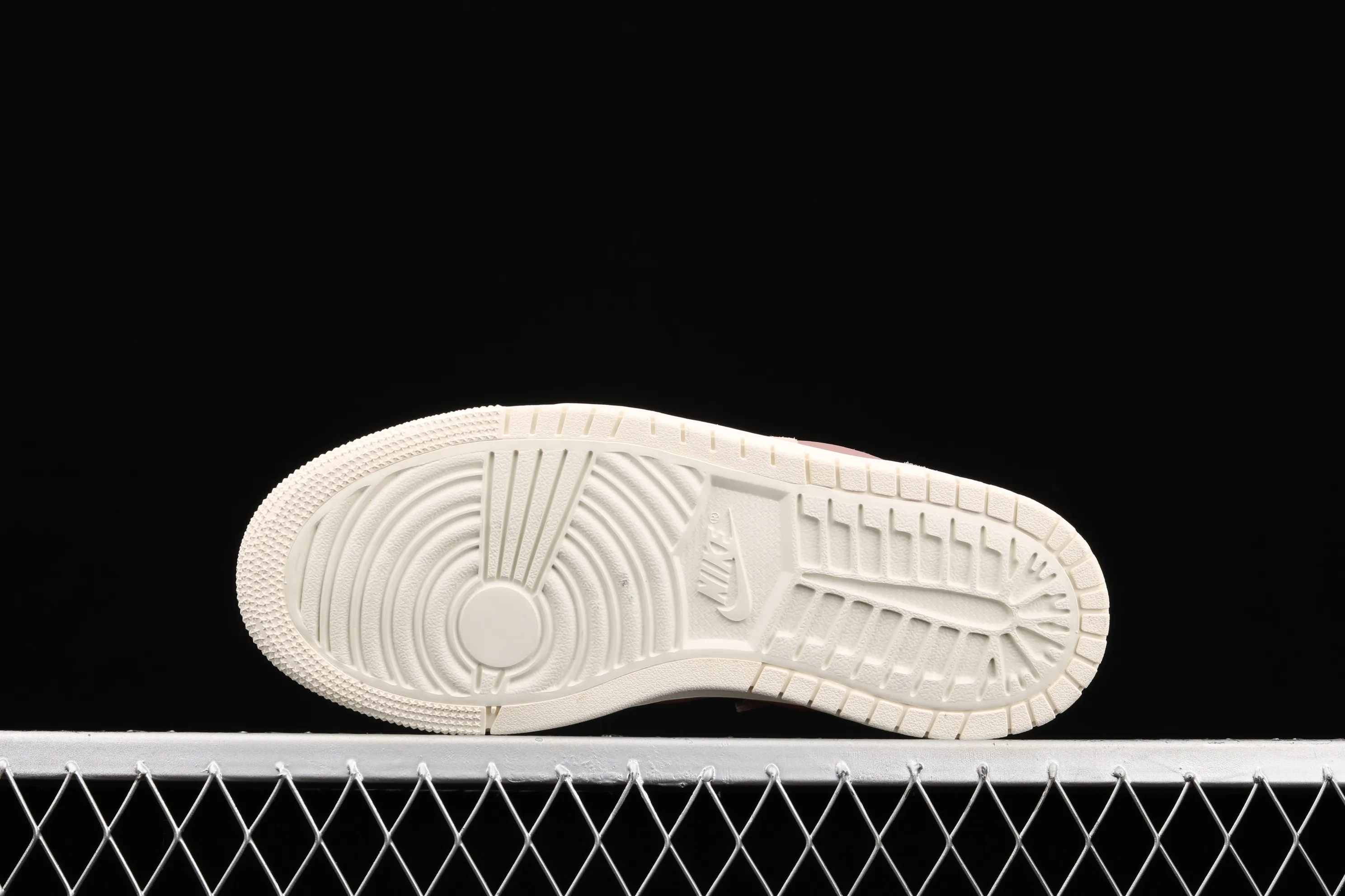 All categories Air Jordan Jordan series basketball shoes Air Jordan 1 High G version Air Jordan 1 Zoom CMFT AJ1 Joe 1 bean paste dirty powder CT0979-602